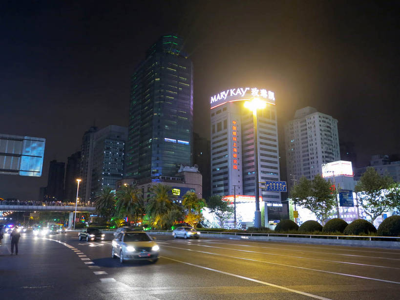 无人,家,高楼大厦,横图,彩色,室外,夜晚,仰视,度假,美景,植物,城市风光,标志建筑,城市,大厦,道路,地标,建筑,路,路灯,摩天大楼,霓虹灯,夜景,公路,汽车,上海,中国,亚洲,阴影,光线,影子,房屋,屋子,景观,公寓,建筑群,灯光,分界线,七彩,停车线,交通,娱乐,光源,建设,洋房,楼房,霓虹,住宅,车,灯,树,树木,绿色,自然,交通工具,轿车,驾驶,行驶,享受,休闲,景色,放松,徐家汇,生长,成长,车行道,车行道分界线,操纵,申,控制,照明设备,载具,标线,驾车,东亚,操控,车行线,徐汇区,上海市,中华人民共和国,沪,华东地区,氖灯,把持,马路,彩图,低角度拍摄,房子,大楼,高层建筑,高楼,摩天楼,肇嘉浜路,shslj1,飞雕大厦,飞雕国际大厦,煤科大厦,徐家汇国际大厦