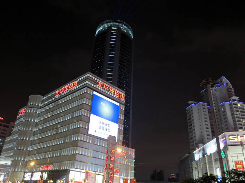 无人,家,高楼大厦,商店,横图,彩色,室外,夜晚,仰视,购物,度假,消费,美景,植物,城市风光,标志建筑,超市,城市,大厦,地标,建筑,摩天大楼,霓虹灯,商场,夜景,上海,中国,亚洲,阴影,光线,信息,影子,房屋,屋子,景观,公寓,建筑群,灯光,七彩,娱乐,光源,建设,洋房,楼房,霓虹,海报,广告,住宅,灯,树,树木,绿色,自然,享受,休闲,景色,放松,金融,百货,徐家汇,生长,成长,申,照明设备,宣传,选购,贸易,百货公司,东亚,徐汇区,上海市,衡山路,中华人民共和国,沪,华东地区,氖灯,血拼,彩图,低角度拍摄,房子,大楼,高层建筑,高楼,购物商场,购物中心,摩天楼,商业中心,招贴,建汇大厦,太平洋百货,shslj1