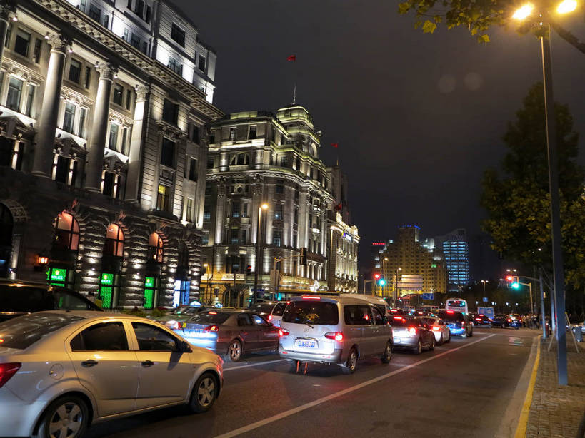 无人,高楼大厦,横图,室外,夜晚,仰视,度假,美景,植物,城市风光,标志建筑,城市,大厦,道路,地标,建筑,路,摩天大楼,夜景,公路,公共汽车,汽车,上海,中国,亚洲,阴影,光线,影子,景观,建筑群,灯光,分界线,巴士,停车线,公交车,交通,娱乐,建设,黄浦江,车,树,树木,绿色,自然,交通工具,轿车,外滩,驾驶,行驶,享受,休闲,景色,放松,生长,成长,车行道,车行道分界线,操纵,申,控制,载具,标线,驾车,黄浦区,东亚,操控,车行线,怡和洋行大楼,中山东一路,上海市,中华人民共和国,沪,华东地区,把持,马路,彩图,低角度拍摄,大楼,高层建筑,高楼,摩天楼,黄埔滩,上海外滩,外黄埔滩,上海怡和洋行大楼,shslj1