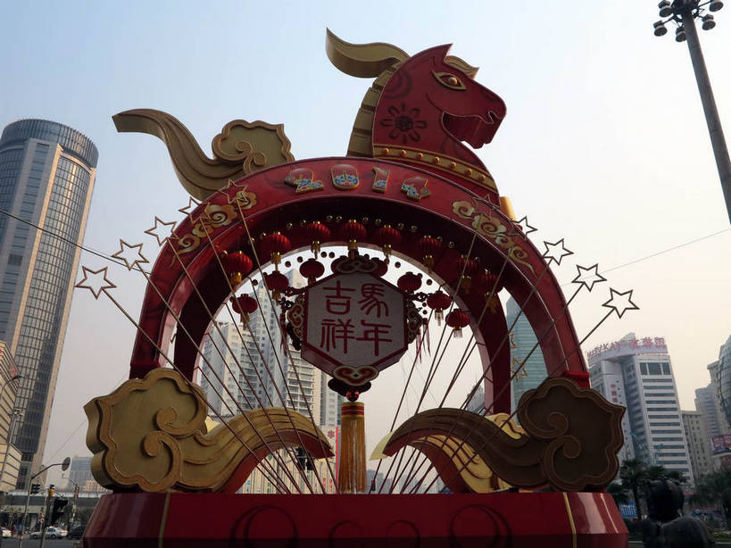 无人,高楼大厦,商店,横图,室外,白天,仰视,购物,度假,消费,美景,城市风光,标志建筑,超市,城市,大厦,地标,建筑,摩天大楼,商场,雕塑,上海,中国,亚洲,阴影,艺术,装饰,光线,标志,雕刻,雕像,文字,影子,字符,景观,娱乐,标识,建设,红色,蓝色,蓝天,天空,阳光,工艺品,天,享受,休闲,汉字,景色,放松,金融,百货,徐家汇,晴朗,纪念,美术,申,中文,主题,陈列,选购,贸易,百货公司,东亚,徐汇区,上海市,衡山路,万里无云,中华人民共和国,沪,华东地区,功能,美学,血拼,国文,华文,晴空,晴空万里,彩图,低角度拍摄,大楼,高层建筑,高楼,购物商场,购物中心,摩天楼,商业中心,建汇大厦,太平洋百货,shslj1