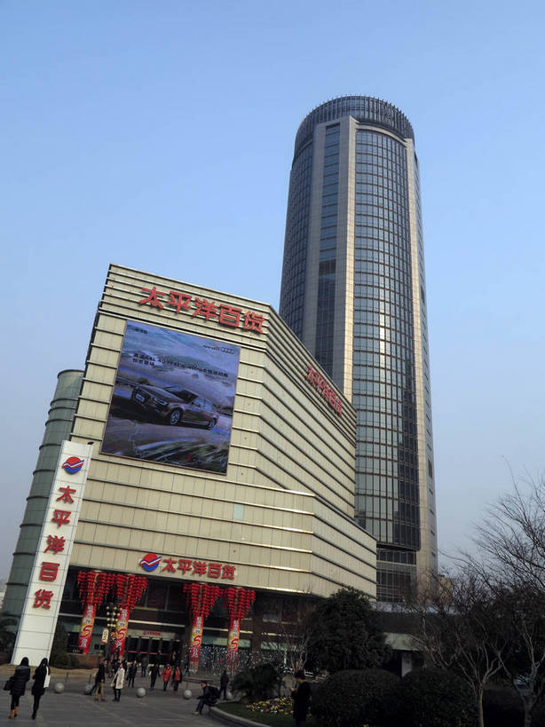 东方人,高楼大厦,商店,走,竖图,室外,白天,仰视,购物,度假,消费,美景,植物,城市风光,标志建筑,超市,城市,大厦,道路,地标,建筑,路,摩天大楼,商场,公路,上海,中国,亚洲,阴影,服装,光线,标志,文字,影子,字符,景观,交通,许多人,休闲装,黄种人,娱乐,标识,建设,树,树木,衣服,蓝色,绿色,蓝天,天空,阳光,自然,天,一群人,享受,休闲,休闲服,汉字,景色,放松,金融,百货,服饰,徐家汇,生长,晴朗,成长,申,中文,选购,贸易,百货公司,东亚,徐汇区,上海市,衡山路,万里无云,中华人民共和国,沪,华东地区,血拼,国文,华文,男人,男性,年轻男性,年轻女性,女人,女性,亚洲人,晴空,晴空万里,马路,步行,散步,走路,彩图,低角度拍摄,全身,大楼,高层建筑,高楼,购物商场,购物中心,摩天楼,商业中心,建汇大厦,太平洋百货,shslj1