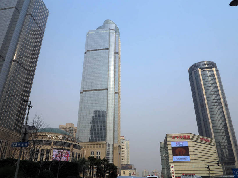 无人,高楼大厦,商店,横图,室外,白天,仰视,购物,度假,消费,美景,植物,城市风光,标志建筑,超市,城市,大厦,地标,建筑,摩天大楼,商场,指示牌,上海,中国,亚洲,阴影,光线,标志,路标,文字,影子,字符,景观,建筑群,娱乐,标识,建设,路牌,树,树木,蓝色,绿色,蓝天,天空,阳光,自然,天,享受,休闲,汉字,景色,放松,金融,百货,港汇广场,徐家汇,生长,晴朗,成长,申,中文,选购,贸易,百货公司,东亚,徐汇区,上海市,衡山路,万里无云,中华人民共和国,沪,华东地区,虹桥路,血拼,国文,华文,晴空,晴空万里,彩图,低角度拍摄,大楼,高层建筑,高楼,购物商场,购物中心,摩天楼,商业中心,港汇恒隆广场,建汇大厦,太平洋百货,shslj1