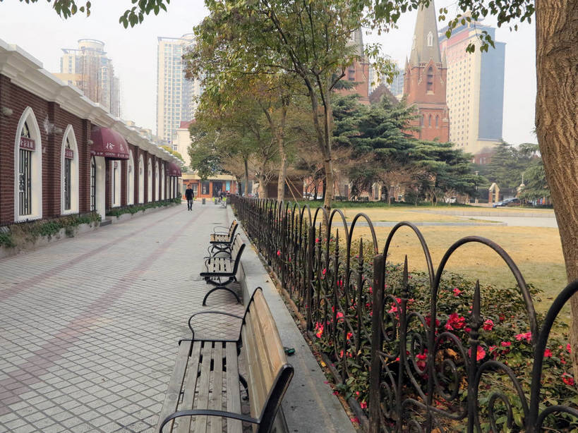 无人,家,高楼大厦,教堂,栏杆,横图,室外,白天,正面,旅游,度假,草地,草坪,美景,名胜古迹,植物,城市风光,标志建筑,城市,大厦,道路,地标,建筑,路,摩天大楼,椅子,上海,中国,亚洲,一排,阴影,节日,遗迹,整齐,盛开,光线,影子,长椅,房屋,屋子,景观,公寓,围栏,小路,交通,花蕾,古迹,文化,文物,娱乐,建设,古建筑,洋房,护栏,楼房,住宅,草,花,花瓣,花朵,鲜花,树,树木,排列,绿色,天空,阳光,自然,天,花苞,花蕊,祈祷,享受,休闲,健康,旅游胜地,景色,放松,许愿,宗教,信仰,生长,成长,纪念,祈求,申,基督教,队列,天主教,信念,古文明,东亚,徐家汇天主堂,徐汇区,上海市,中华人民共和国,沪,华东地区,平安,彩图,房子,大教堂,大楼,高层建筑,高楼,礼拜堂,摩天楼,圣依纳爵堂,圣依纳爵主教座堂,徐家汇大教堂,shslj1,徐家汇源