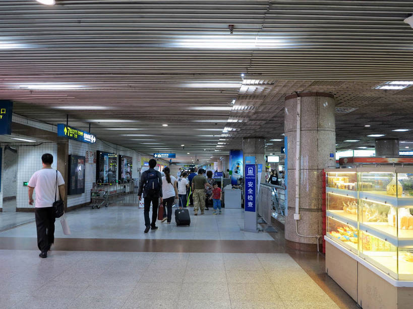 东方人,商店,走,横图,室内,白天,柜子,车站,玻璃,照明,亚洲,握,阴影,服装,检查,光线,标志,拉杆箱,旅行箱,文字,影子,字符,地铁站,灯光,站台,许多人,拿,拿着,休闲装,黄种人,标识,商铺,顶灯,月台,货架,玻璃制品,灯,背面,衣服,行李箱,箱子,灯具,一群人,休闲,休闲服,汉字,展示,握着,服饰,出差,照亮,照明设备,储存,中文,安检,展现,国文,华文,陈列柜,市肆,商号,搜检,面包店,查察,查抄,检察,审查,储备,蕴藏,贮备,男人,男性,年轻男性,年轻女性,女人,女性,中年男性,中年女性,亚洲人,步行,散步,走路,彩图,全身,旅行,店铺,贮存,安全检查,shslj1