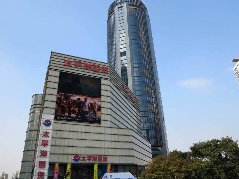 无人,高楼大厦,商店,横图,室外,白天,仰视,购物,度假,消费,美景,植物,城市风光,标志建筑,超市,城市,大厦,地标,建筑,摩天大楼,商场,上海,中国,亚洲,阴影,光线,标志,文字,影子,字符,景观,云,云朵,云彩,娱乐,标识,建设,树,树木,蓝色,绿色,白云,蓝天,天空,阳光,自然,天,享受,休闲,汉字,景色,放松,金融,百货,徐家汇,生长,晴朗,成长,申,中文,选购,贸易,百货公司,东亚,徐汇区,上海市,衡山路,中华人民共和国,沪,华东地区,血拼,国文,华文,晴空,彩图,低角度拍摄,大楼,高层建筑,高楼,购物商场,购物中心,摩天楼,商业中心,建汇大厦,太平洋百货,shslj1