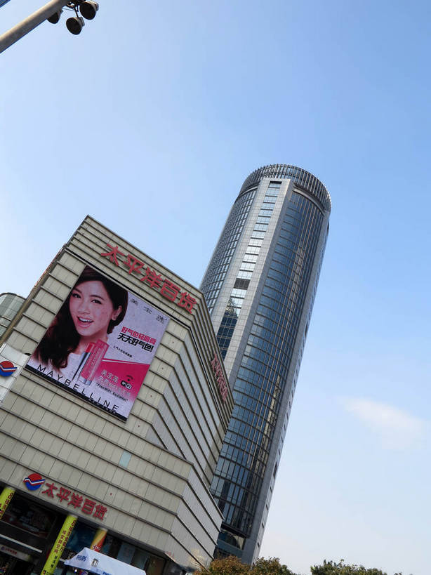 无人,高楼大厦,商店,竖图,室外,白天,仰视,购物,度假,消费,美景,植物,城市风光,标志建筑,超市,城市,大厦,地标,建筑,摩天大楼,商场,上海,中国,亚洲,阴影,光线,标志,文字,影子,字符,景观,云,云朵,云彩,娱乐,标识,建设,树,树木,蓝色,绿色,白云,蓝天,天空,阳光,自然,天,享受,休闲,汉字,景色,放松,金融,百货,徐家汇,生长,晴朗,成长,申,中文,选购,贸易,百货公司,东亚,徐汇区,上海市,衡山路,中华人民共和国,沪,华东地区,血拼,国文,华文,晴空,彩图,低角度拍摄,大楼,高层建筑,高楼,购物商场,购物中心,摩天楼,商业中心,建汇大厦,太平洋百货,shslj1