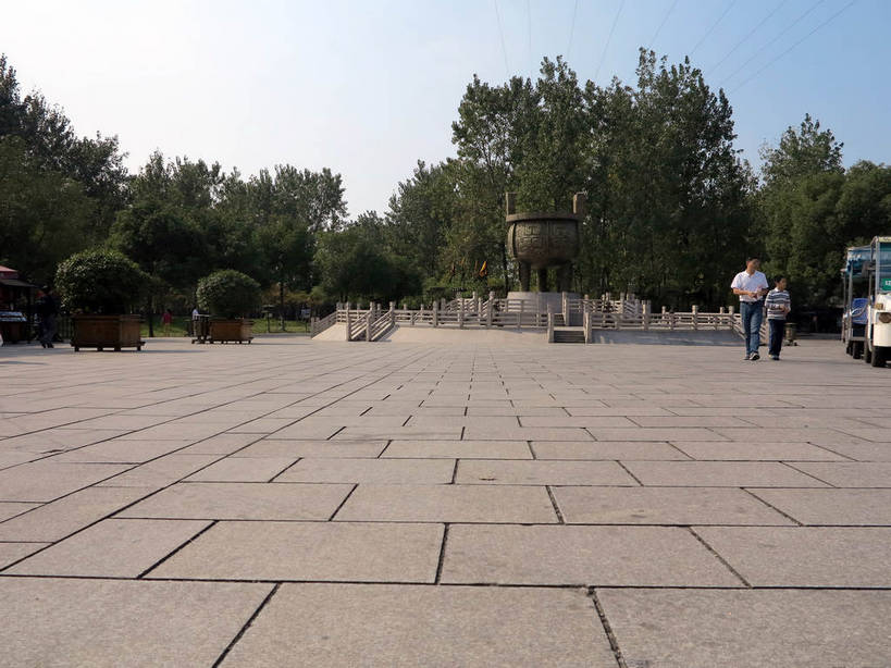 东方人,儿童,中年人,两个人,家庭,父亲,儿子,走,横图,室外,白天,正面,旅游,度假,纯洁,名胜古迹,树林,植物,楼梯,标志建筑,地标,建筑,游览车,雕塑,太湖,中国,亚洲,一辆,行人,游客,游人,阴影,服装,遗迹,艺术,装饰,光线,雕刻,雕像,影子,阶梯,休闲装,黄种人,古迹,文物,娱乐,建设,古建筑,江苏,无锡,路人,旅客,台阶,车,树,树木,小孩,衣服,蓝色,绿色,蓝天,天空,阳光,自然,工艺品,交通工具,天,享受,休闲,温暖,温馨,父子,一家人,休闲服,旅游胜地,放松,父爱,可爱,童年,童趣,服饰,生长,晴朗,成长,纪念,鼎,美术,和睦,载具,主题,用具,器具,陈列,童真,铜器,古文明,东亚,烂漫,无邪,三国城,江苏省,万里无云,中华人民共和国,华东地区,苏,功能,美学,青铜器,无锡市,过客,天真,男孩,男人,男性,中年男性,亚洲人,孩子,晴空,晴空万里,步行,散步,走路,彩图,全身,青铜炊器,青铜鼎,铜雕,融洽,男生,shslj1,无锡三国影视城,无锡影视基地