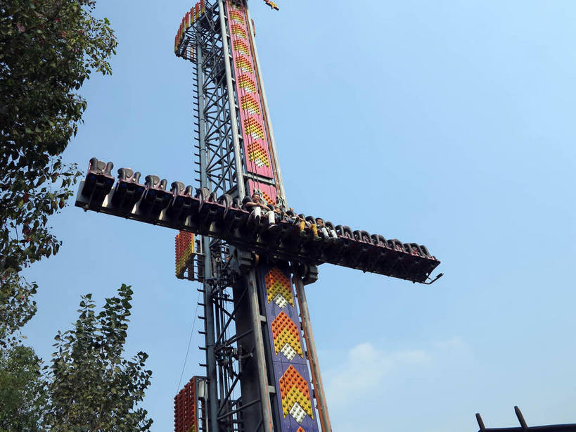 东方人,儿童,中年人,四个人,家庭,父亲,女儿,儿子,坐,横图,室外,白天,仰视,旅游,度假,游戏,纯洁,植物,太湖,中国,亚洲,一排,阴影,服装,整齐,光线,影子,云,云朵,玩,云彩,休闲装,黄种人,娱乐,江苏,无锡,树,树木,排列,小孩,衣服,蓝色,绿色,白云,蓝天,天空,阳光,自然,天,享受,休闲,温暖,温馨,父女,父子,一家人,休闲服,放松,父爱,可爱,童年,童趣,服饰,游乐设施,跳楼机,生长,晴朗,成长,活动,和睦,队列,发泄,消遣,智力,下降,降落,童真,东亚,烂漫,无邪,三国城,江苏省,中华人民共和国,华东地区,苏,宣泄,无锡市,滑落,游艺设施,降低,爬升,下跌,下落,天真,男孩,男人,男性,女孩,女人,女性,中年男性,亚洲人,孩子,晴空,玩耍,嬉戏,坐着,彩图,低角度拍摄,全身,融洽,男生,女生,shslj1,无锡三国影视城,无锡影视基地