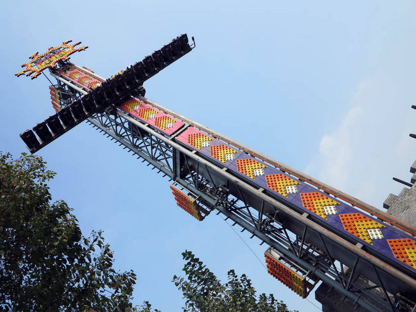 东方人,儿童,中年人,四个人,家庭,父亲,女儿,儿子,坐,横图,室外,白天,仰视,旅游,度假,游戏,纯洁,植物,太湖,中国,亚洲,一排,阴影,服装,整齐,光线,影子,云,云朵,玩,云彩,休闲装,黄种人,娱乐,江苏,无锡,树,树木,排列,小孩,衣服,蓝色,绿色,白云,蓝天,天空,阳光,自然,天,享受,休闲,温暖,温馨,父女,父子,一家人,休闲服,放松,父爱,可爱,童年,童趣,服饰,游乐设施,跳楼机,生长,晴朗,成长,活动,和睦,队列,发泄,消遣,智力,下降,降落,童真,东亚,烂漫,无邪,三国城,江苏省,中华人民共和国,华东地区,苏,宣泄,无锡市,滑落,游艺设施,降低,爬升,下跌,下落,天真,男孩,男人,男性,女孩,女人,女性,中年男性,亚洲人,孩子,晴空,玩耍,嬉戏,坐着,彩图,低角度拍摄,全身,融洽,男生,女生,shslj1,无锡三国影视城,无锡影视基地