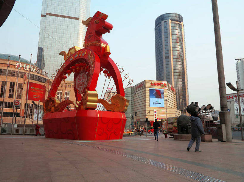 东方人,两个人,高楼大厦,商店,走,横图,室外,白天,仰视,购物,度假,安全,消费,美景,城市风光,标志建筑,超市,城市,大厦,道路,地标,建筑,路,摩天大楼,商场,公路,雕塑,上海,中国,亚洲,阴影,服装,艺术,装饰,光线,标志,雕刻,雕像,文字,影子,字符,景观,红绿灯,信号灯,交通,休闲装,黄种人,娱乐,标识,建设,衣服,红色,蓝色,蓝天,天空,阳光,工艺品,天,享受,休闲,休闲服,汉字,景色,放松,警示,金融,百货,服饰,港汇广场,徐家汇,晴朗,纪念,美术,申,提示,中文,主题,流通,陈列,选购,贸易,百货公司,东亚,徐汇区,东方商厦,上海市,衡山路,交通信号灯,万里无云,行人信号灯,中华人民共和国,沪,华东地区,虹桥路,功能,美学,血拼,国文,华文,男人,男性,中年男性,亚洲人,晴空,晴空万里,马路,步行,散步,走路,彩图,低角度拍摄,全身,大楼,高层建筑,高楼,购物商场,购物中心,摩天楼,商业中心,漕溪北路,港汇恒隆广场,建汇大厦,太平洋百货,shslj1