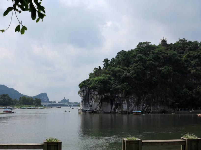 无人,横图,室外,白天,正面,旅游,度假,河流,美景,森林,山,山脉,树林,水,植物,桂林,中国,亚洲,波纹,河水,景观,山峰,水流,乌云,云,阴天,云朵,涟漪,山峦,云彩,娱乐,树,树木,绿色,水纹,天空,自然,波浪,群山,天,享受,休闲,景色,放松,生长,成长,广西,昏暗,阴沉,自然风光,东亚,象鼻山,漓江,广西壮族自治区,中华人民共和国,桂林市,桂,华南地区,水晕,沉水山,漓山,桃花江,仪山,彩图,shslj1