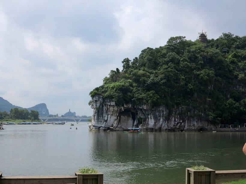 无人,横图,室外,白天,正面,旅游,度假,河流,美景,森林,山,山脉,树林,水,植物,桂林,中国,亚洲,波纹,河水,景观,山峰,水流,乌云,云,阴天,云朵,涟漪,山峦,云彩,娱乐,树,树木,绿色,水纹,天空,自然,波浪,群山,天,享受,休闲,景色,放松,生长,成长,广西,昏暗,阴沉,自然风光,东亚,象鼻山,漓江,广西壮族自治区,中华人民共和国,桂林市,桂,华南地区,水晕,沉水山,漓山,桃花江,仪山,彩图,shslj1