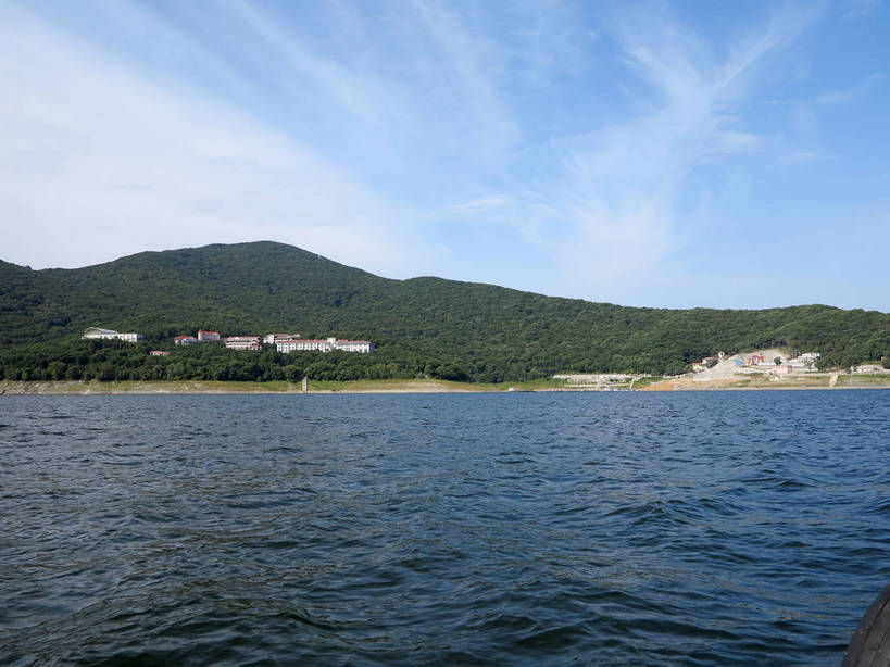 无人,横图,室外,白天,正面,旅游,度假,湖,湖泊,美景,森林,山,山脉,树林,水,植物,长白山,中国,亚洲,阴影,波纹,光线,影子,湖面,景观,山峰,水流,水面,云,云朵,涟漪,山峦,云彩,娱乐,树,树木,蓝色,绿色,白云,蓝天,水纹,天空,阳光,自然,波浪,湖水,群山,天,享受,休闲,景色,放松,生长,晴朗,成长,自然风光,东亚,吉林,吉林省,中华人民共和国,水晕,东北地区,吉,晴空,彩图,长白山脉,吉林市,shslj1,松花湖风景名胜区,松花湖风景区