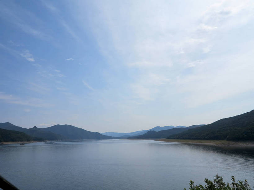 无人,横图,室外,白天,正面,旅游,度假,湖,湖泊,美景,森林,山,山脉,树林,水,植物,长白山,中国,亚洲,阴影,波纹,光线,影子,湖面,景观,山峰,水流,水面,云,云朵,涟漪,山峦,云彩,娱乐,树,树木,蓝色,绿色,白云,蓝天,水纹,天空,阳光,自然,波浪,湖水,群山,天,享受,休闲,景色,放松,生长,晴朗,成长,自然风光,东亚,吉林,吉林省,中华人民共和国,水晕,东北地区,吉,晴空,彩图,长白山脉,吉林市,shslj1,松花湖风景名胜区,松花湖风景区