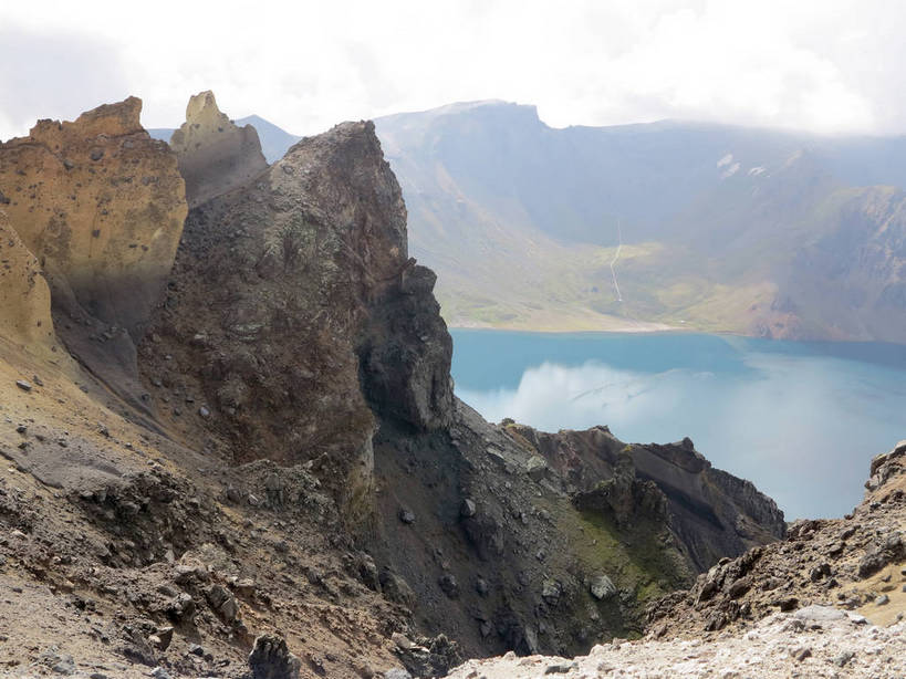 无人,横图,俯视,室外,白天,旅游,度假,湖,湖泊,石头,美景,山,山脉,水,长白山,中国,亚洲,阴影,光线,石子,影子,湖面,景观,山峰,水流,水面,乌云,云,阴天,云朵,山峦,云彩,娱乐,天空,阳光,自然,湖水,群山,天,享受,休闲,景色,放松,昏暗,阴沉,自然风光,东亚,天池,吉林,吉林省,中华人民共和国,东北地区,吉,石块,岩石,彩图,高角度拍摄,长白山脉,shslj1