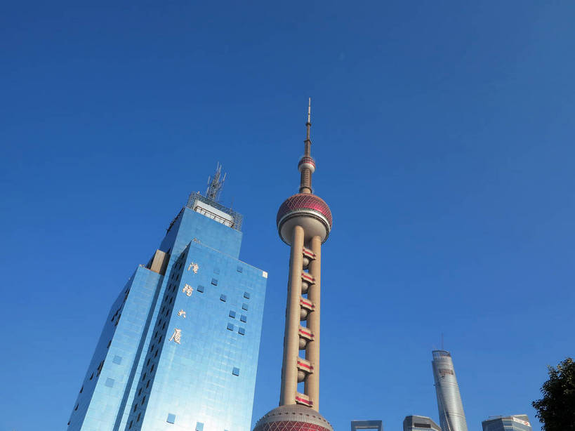 无人,横图,室外,白天,仰视,旅游,度假,植物,窗户,落地窗,标志建筑,地标,建筑,上海,中国,亚洲,一排,许多,阴影,整齐,并列,并排,高大,光线,图形,影子,塔,很多,几何,宏伟,娱乐,建设,东方明珠,浦东,玻璃窗,树,树木,排列,蓝色,绿色,紫色,蓝天,天空,阳光,自然,天,享受,休闲,球体,旅游胜地,放松,环球金融中心,生长,晴朗,成长,申,队列,数学,电视塔,平行,玻璃幕墙,金融中心,陆家嘴,陆家嘴金融贸易区,浦东新区,上海环球金融中心,东亚,东方明珠广播电视塔,东方明珠电视塔,上海市,万里无云,中华人民共和国,沪,华东地区,高峻,嵬峨,环球金融中心大厦,晴空,晴空万里,彩图,低角度拍摄,几何图形,立体几何,立体图形,东方明珠塔,shslj1,港务大厦