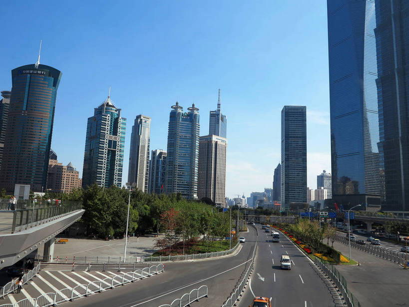 无人,高楼大厦,横图,全景,室外,白天,正面,度假,美景,树林,天际线,植物,城市风光,标志建筑,城市,大厦,道路,地标,建筑,路,路灯,摩天大楼,公路,汽车,照明,上海,中国,亚洲,阴影,光线,影子,景观,建筑群,灯光,分界线,停车线,交通,娱乐,建设,金茂大厦,浦东,车,灯,树,树木,蓝色,绿色,蓝天,天空,阳光,自然,交通工具,轿车,天,驾驶,行驶,享受,休闲,景色,放松,环球金融中心,生长,晴朗,成长,车行道,车行道分界线,操纵,照亮,申,控制,照明设备,载具,标线,驾车,金融中心,陆家嘴,陆家嘴金融贸易区,浦东新区,上海环球金融中心,东亚,操控,车行线,上海招商局大厦,上海市,万里无云,中华人民共和国,沪,华东地区,上海世界金融大厦,把持,金茂大楼,中国保险大厦,渣打银行大厦,环球金融中心大厦,晴空,晴空万里,马路,彩图,大楼,高层建筑,高楼,摩天楼,世界金融大厦,shslj1,21世纪中心大厦