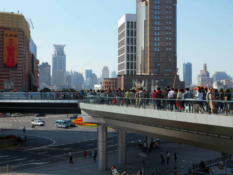 东方人,高楼大厦,商店,站,走,横图,室外,白天,侧面,购物,度假,消费,美景,城市风光,标志建筑,超市,城市,大厦,道路,地标,建筑,路,摩天大楼,桥梁,商场,公路,汽车,上海,中国,亚洲,行人,游客,游人,阴影,服装,光线,影子,景观,建筑群,天桥,桥,分界线,停车线,交通,许多人,注视,休闲装,黄种人,娱乐,建设,浦东,路人,旅客,车,衣服,蓝色,蓝天,天空,阳光,交通工具,轿车,天,观察,看,站着,一群人,享受,休闲,休闲服,景色,放松,金融,百货,服饰,晴朗,观看,人行桥,车行道,车行道分界线,申,察看,关注,载具,标线,选购,贸易,百货公司,金融中心,陆家嘴,陆家嘴金融贸易区,浦东新区,正大广场,东亚,车行线,上海市,海关大厦,万里无云,中华人民共和国,沪,华东地区,血拼,过客,男人,男性,年轻男性,年轻女性,女人,女性,亚洲人,晴空,晴空万里,马路,步行,散步,站立,走路,半身,彩图,大楼,高层建筑,高楼,购物商场,购物中心,摩天楼,商业中心,过街天桥,shslj1