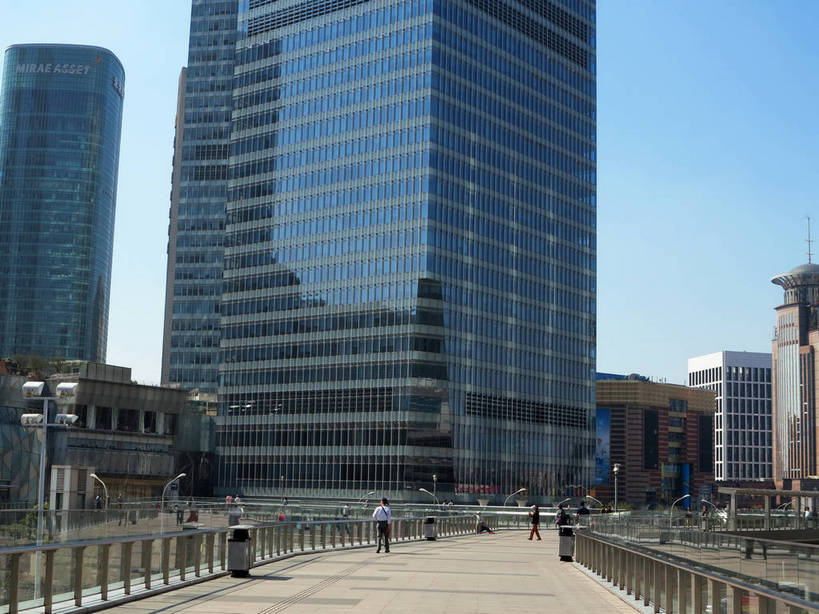 东方人,走,横图,室外,白天,窗户,落地窗,路灯,桥梁,照明,上海,中国,亚洲,一排,许多,行人,游客,游人,阴影,服装,环保,整齐,并列,并排,光线,影子,天桥,桥,灯光,垃圾桶,很多,许多人,注视,休闲装,黄种人,浦东,路人,旅客,玻璃窗,灯,排列,背面,衣服,蓝色,蓝天,天空,阳光,容器,天,观察,看,一群人,休闲,休闲服,服饰,能源,晴朗,观看,人行桥,储藏,垃圾箱,照亮,回收,申,资源,察看,照明设备,储存,队列,关注,平行,玻璃幕墙,利用,低碳,陆家嘴,浦东新区,东亚,循环,上海国际金融中心,上海市,万里无云,中华人民共和国,沪,华东地区,持续,过客,男人,男性,年轻男性,年轻女性,女人,女性,亚洲人,晴空,晴空万里,步行,散步,走路,彩图,全身,贮存,上海国金中心,过街天桥,shslj1