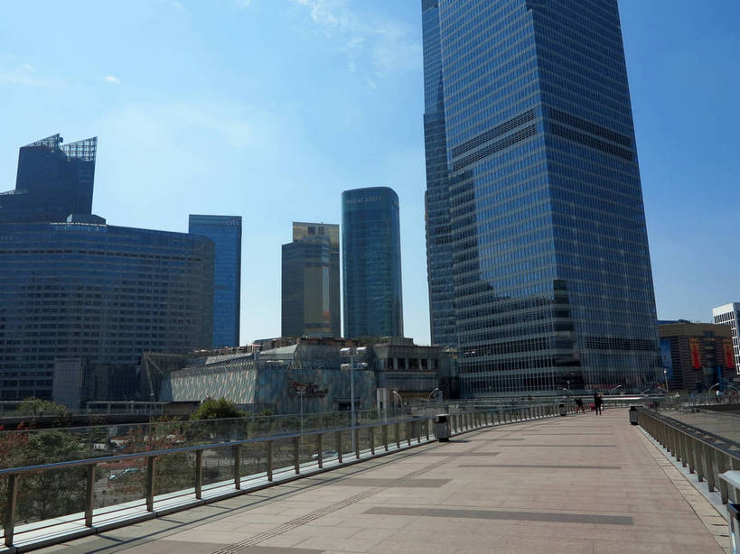 无人,高楼大厦,横图,室外,白天,正面,度假,美景,窗户,落地窗,城市风光,标志建筑,城市,大厦,地标,建筑,路灯,摩天大楼,桥梁,照明,上海,中国,亚洲,一排,许多,阴影,环保,整齐,并列,并排,光线,影子,景观,云,云朵,建筑群,天桥,桥,灯光,垃圾桶,很多,云彩,娱乐,建设,浦东,玻璃窗,灯,排列,蓝色,白云,蓝天,天空,阳光,容器,天,享受,休闲,景色,放松,能源,晴朗,人行桥,储藏,垃圾箱,照亮,回收,申,资源,照明设备,储存,队列,平行,玻璃幕墙,利用,低碳,陆家嘴,浦东新区,东亚,循环,上海国际金融中心,上海市,中华人民共和国,沪,华东地区,持续,晴空,彩图,大楼,高层建筑,高楼,摩天楼,贮存,上海国金中心,过街天桥,shslj1