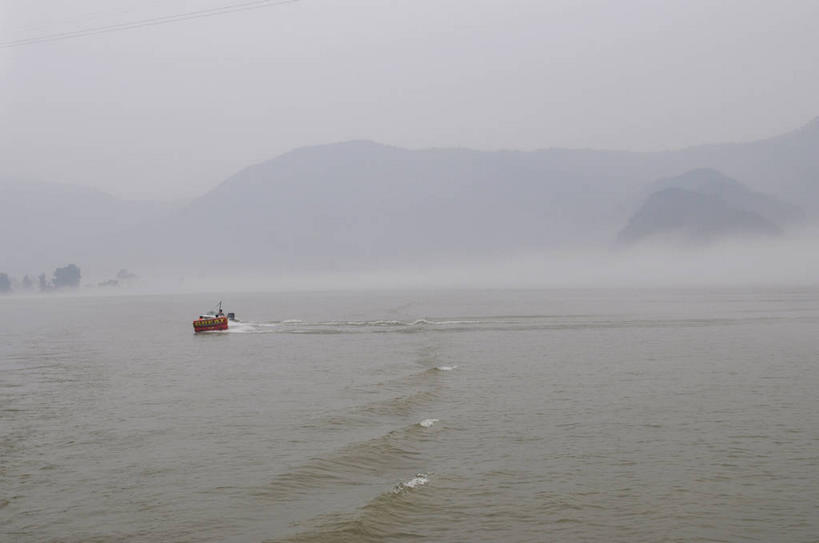无人,横图,室外,白天,正面,旅游,度假,岛屿,河流,美景,水,雾,船,客轮,春川,南怡岛,韩国,亚洲,一艘,波纹,飞溅,朦胧,模糊,溅,液体,岛,河水,景观,水滴,水流,涟漪,娱乐,水珠,倒影,水纹,天空,自然,船尾波,交通工具,波浪,天,享受,休闲,景色,放松,迷雾,倒映,渡轮,喷洒,客船,自然风光,载具,东亚,水晕,大韩民国,江原道,春川市,汉江,反照,列岛,群岛,诸岛,大雾,彩图,道,shslj1,北汉江