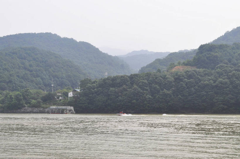 无人,横图,室外,白天,正面,旅游,度假,岛屿,河流,美景,森林,树林,水,植物,春川,南怡岛,韩国,亚洲,波纹,岛,河水,景观,水流,涟漪,娱乐,树,树木,绿色,倒影,水纹,天空,自然,波浪,天,享受,休闲,景色,放松,茂密,茂盛,生长,成长,倒映,自然风光,东亚,水晕,大韩民国,江原道,春川市,汉江,反照,列岛,群岛,诸岛,彩图,道,shslj1,北汉江