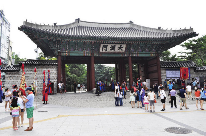 东方人,宫殿,站,横图,室外,白天,正面,旅游,度假,名胜古迹,植物,门,标志建筑,地标,建筑,雕塑,首尔,汉城,韩国,亚洲,行人,游客,游人,服装,遗迹,艺术,装饰,标志,雕刻,牌匾,瓦片,文字,字符,墙,屋顶,首都,许多人,顶棚,瓦,注视,休闲装,黄种人,古迹,文化,文物,娱乐,标识,建设,古建筑,路人,旅客,墙壁,墙面,树,树木,衣服,绿色,天空,自然,工艺品,门框,天,观察,看,站着,一群人,享受,休闲,休闲服,汉字,旅游胜地,放松,建造,服饰,生长,成长,观看,纪念,美术,察看,关注,中文,主题,陈列,古文明,东亚,屋瓦,功能,美学,国文,华文,大韩民国,首尔市,首尔特别市,特别市,王宫,乐宫,德寿宫,西宫,大汉门,过客,男人,男性,年轻男性,年轻女性,女人,女性,中年男性,中年女性,亚洲人,站立,半身,彩图,shslj1