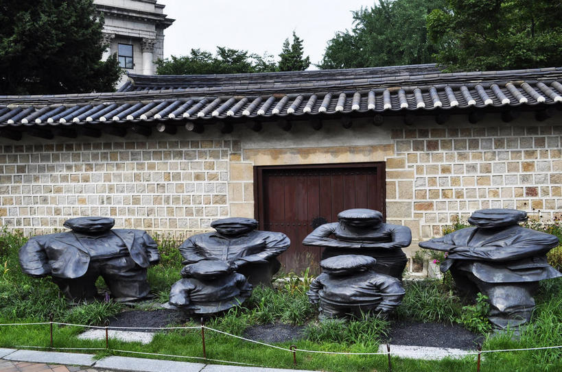 无人,宫殿,横图,室外,白天,正面,旅游,度假,草地,草坪,名胜古迹,植物,标志建筑,地标,建筑,雕塑,首尔,汉城,韩国,亚洲,一排,遗迹,艺术,整齐,装饰,雕刻,雕像,瓦片,墙,屋顶,首都,顶棚,瓦,古迹,文物,娱乐,建设,城墙,古建筑,石雕,墙壁,墙面,草,树,树木,排列,绿色,天空,自然,工艺品,天,享受,休闲,旅游胜地,放松,建造,生长,成长,纪念,坚硬,美术,队列,主题,防御,陈列,古文明,东亚,屋瓦,功能,美学,大韩民国,首尔市,首尔特别市,特别市,王宫,乐宫,德寿宫,西宫,坚固,彩图,shslj1