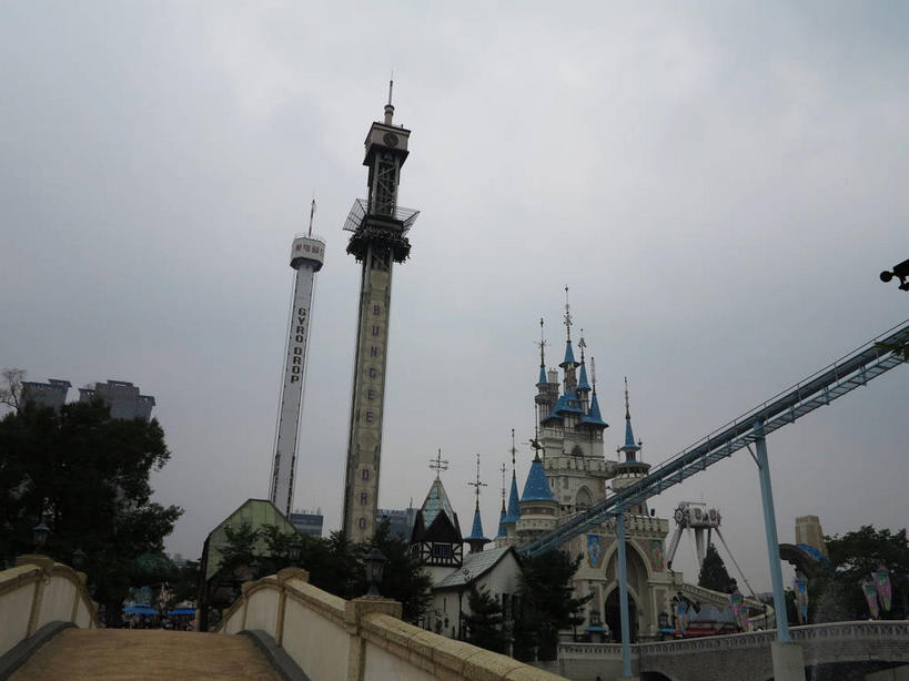 东方人,公园,游乐园,坐,横图,室外,白天,仰视,度假,游戏,河流,美景,水,植物,城市风光,城市,桥梁,游乐场,首尔,汉城,韩国,亚洲,行人,游客,游人,服装,堡垒,城堡,河水,景观,水流,桥,首都,许多人,玩,休闲装,黄种人,娱乐,石桥,路人,旅客,拱桥,树,树木,衣服,绿色,天空,自然,天,一群人,享受,休闲,休闲服,景色,放松,服饰,游乐设施,跳楼机,拱形,生长,成长,活动,人行桥,石拱桥,要塞,发泄,消遣,智力,下降,降落,东亚,宣泄,乐园,大韩民国,首尔市,首尔特别市,特别市,乐天冒险世界,主题公园,滑落,游艺设施,降低,爬升,下跌,下落,过客,设防,男人,男性,年轻男性,年轻女性,女人,女性,亚洲人,玩耍,嬉戏,坐着,彩图,低角度拍摄,全身,人造公园,主题乐园,shslj1