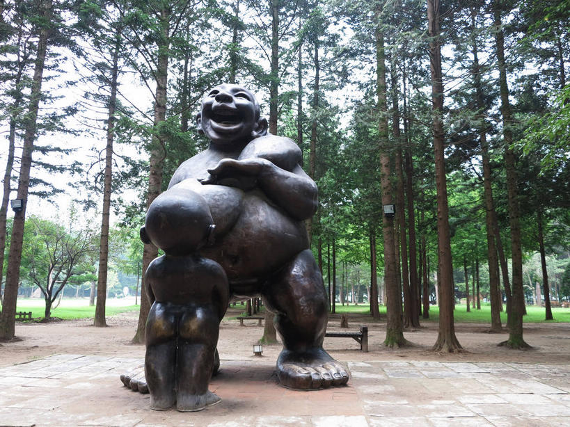 东方人,无人,两个人,站,笑,大笑,横图,室外,白天,正面,旅游,度假,兴奋,纯洁,草地,草坪,美景,树林,植物,松树,雕塑,春川,南怡岛,韩国,亚洲,艺术,装饰,雕刻,雕像,景观,注视,黄种人,光脚,娱乐,裸露,草,树,树木,绿色,自然,工艺品,观察,看,站着,张嘴,享受,休闲,赤脚,景色,放松,可爱,童年,童趣,生长,成长,观看,纪念,美术,察看,关注,自然风光,杉树,主题,坚定,裸,陈列,张大嘴巴,童真,东亚,烂漫,无邪,功能,美学,哈哈大笑,长寿,贞洁,大韩民国,江原道,春川市,水杉,天真,男孩,男人,男性,年轻男性,亚洲人,张开嘴,站立,彩图,全身,高兴,狂笑,道,男生,shslj1