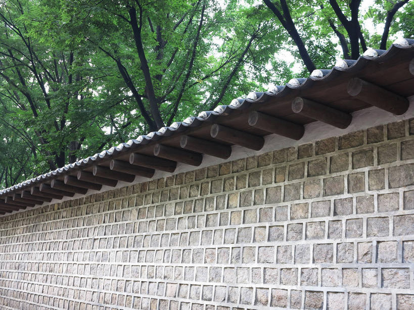 无人,宫殿,横图,室外,白天,仰视,旅游,度假,建材,名胜古迹,植物,标志建筑,地标,建筑,首尔,汉城,韩国,亚洲,一排,许多,遗迹,整齐,并列,并排,材料,瓦片,砖,砖块,墙,首都,很多,瓦,古迹,文物,娱乐,建设,古建筑,墙壁,墙面,树,树木,排列,绿色,自然,享受,休闲,砖头,旅游胜地,放松,建造,生长,成长,队列,平行,古文明,东亚,屋瓦,大韩民国,首尔市,首尔特别市,特别市,王宫,乐宫,德寿宫,西宫,石料,彩图,低角度拍摄,砌墙砖,shslj1