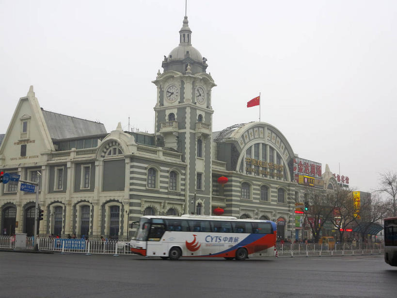 无人,博物馆,横图,室外,白天,正面,旅游,度假,植物,雾,窗户,标志建筑,道路,地标,建筑,路,公路,公共汽车,旗帜,北京,中国,亚洲,吊挂,悬挂,朦胧,模糊,研究,旗杆,墙,乌云,云,阴天,云朵,巴士,公交车,交通,首都,教育,挂,云彩,娱乐,旗子,建设,玻璃窗,墙壁,墙面,车,树,树木,绿色,天空,自然,交通工具,轿车,天,享受,休闲,旅游胜地,放松,生长,成长,展览,迷雾,昏暗,阴沉,欣赏,载具,陈列,东亚,中华人民共和国,东城区,北京市,京,北平,华北地区,中国铁道博物馆,旗号,典藏,大雾,马路,彩图,东城,shslj1,北京铁路博物馆,前门东大街