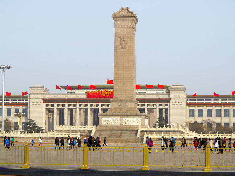 东方人,博物馆,栏杆,走,横图,室外,白天,正面,旅游,度假,标志建筑,道路,地标,建筑,路,路灯,公路,旗帜,国旗,照明,北京,天安门广场,中国,亚洲,一排,许多,行人,游客,游人,吊挂,悬挂,阴影,服装,研究,整齐,光线,旗杆,影子,栅栏,篱笆,纪念碑,围栏,灯光,交通,首都,很多,许多人,教育,挂,注视,休闲装,黄种人,娱乐,建设,护栏,五星红旗,路人,旅客,灯,排列,衣服,红色,蓝色,蓝天,天空,阳光,天,观察,看,一群人,享受,休闲,休闲服,旅游胜地,放松,服饰,晴朗,观看,展览,照亮,察看,照明设备,队列,关注,欣赏,陈列,中国国旗,东亚,人民英雄纪念碑,万里无云,中华人民共和国,东城区,北京市,京,北平,华北地区,中国国家博物馆,典藏,过客,男人,男性,年轻男性,年轻女性,女人,女性,中年男性,中年女性,亚洲人,旗,晴空,晴空万里,马路,步行,散步,走路,半身,彩图,红地五星旗,中华人民共和国国旗,中国革命博物馆,东城,shslj1