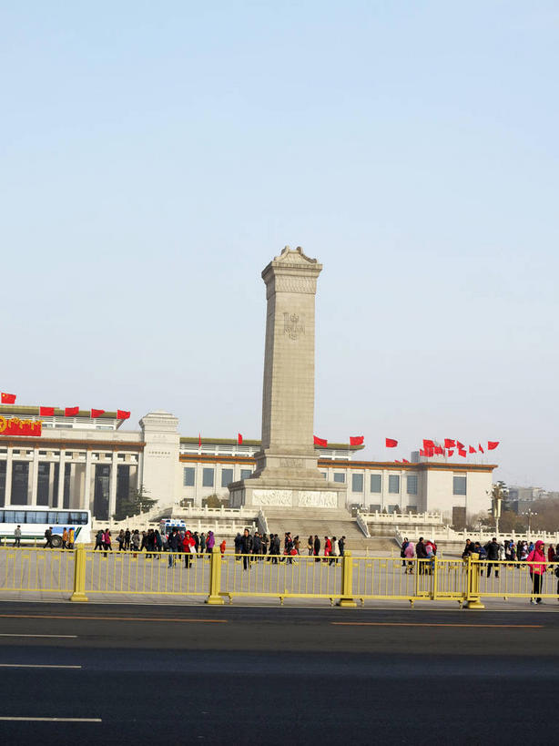 东方人,博物馆,栏杆,走,竖图,室外,白天,正面,旅游,度假,标志建筑,道路,地标,建筑,路,路灯,公路,旗帜,国旗,照明,北京,天安门广场,中国,亚洲,一排,许多,行人,游客,游人,吊挂,悬挂,阴影,服装,研究,整齐,光线,旗杆,影子,栅栏,篱笆,纪念碑,围栏,灯光,分界线,停车线,交通,首都,很多,许多人,教育,挂,注视,休闲装,黄种人,娱乐,建设,护栏,五星红旗,路人,旅客,灯,排列,衣服,红色,蓝色,蓝天,天空,阳光,天,观察,看,一群人,享受,休闲,休闲服,旅游胜地,放松,服饰,晴朗,观看,展览,车行道,车行道分界线,照亮,察看,照明设备,队列,关注,欣赏,标线,陈列,中国国旗,东亚,车行线,人民英雄纪念碑,万里无云,中华人民共和国,东城区,北京市,京,北平,华北地区,中国国家博物馆,典藏,过客,男人,男性,年轻男性,年轻女性,女人,女性,中年男性,中年女性,亚洲人,旗,晴空,晴空万里,马路,步行,散步,走路,半身,彩图,红地五星旗,中华人民共和国国旗,中国革命博物馆,东城,shslj1