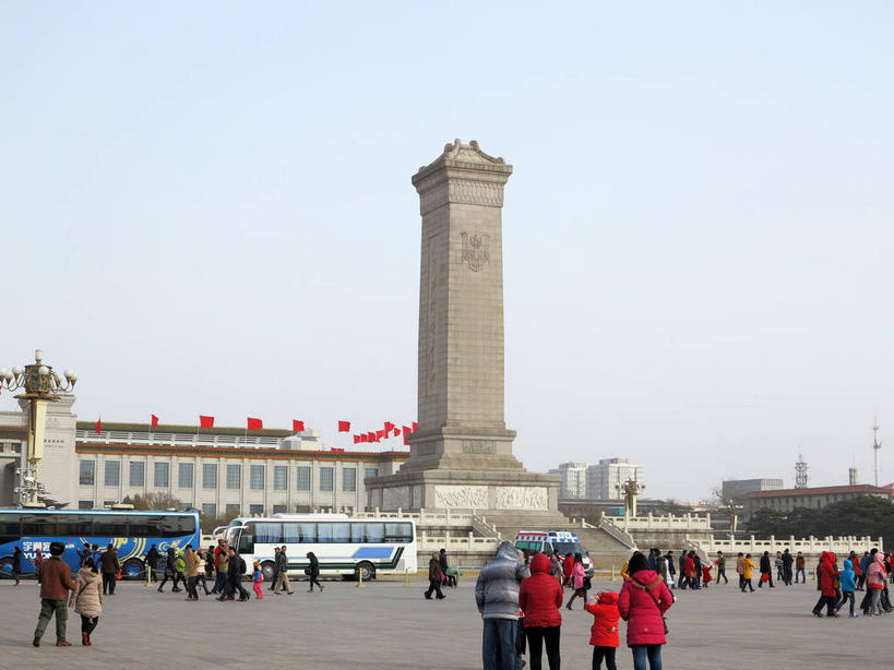 东方人,博物馆,栏杆,走,横图,室外,白天,正面,旅游,度假,标志建筑,道路,地标,建筑,路,路灯,公路,旗帜,国旗,照明,北京,天安门广场,中国,亚洲,一排,许多,行人,游客,游人,吊挂,悬挂,阴影,服装,研究,整齐,光线,旗杆,影子,栅栏,篱笆,纪念碑,围栏,灯光,分界线,停车线,交通,首都,很多,许多人,教育,挂,注视,休闲装,黄种人,娱乐,建设,护栏,五星红旗,路人,旅客,灯,排列,衣服,红色,蓝色,蓝天,天空,阳光,天,观察,看,一群人,享受,休闲,休闲服,旅游胜地,放松,服饰,晴朗,观看,展览,车行道,车行道分界线,照亮,察看,照明设备,队列,关注,欣赏,标线,陈列,中国国旗,东亚,车行线,人民英雄纪念碑,万里无云,中华人民共和国,东城区,北京市,京,北平,华北地区,中国国家博物馆,典藏,过客,男人,男性,年轻男性,年轻女性,女人,女性,中年男性,中年女性,亚洲人,旗,晴空,晴空万里,马路,步行,散步,走路,半身,彩图,红地五星旗,中华人民共和国国旗,中国革命博物馆,东城,shslj1