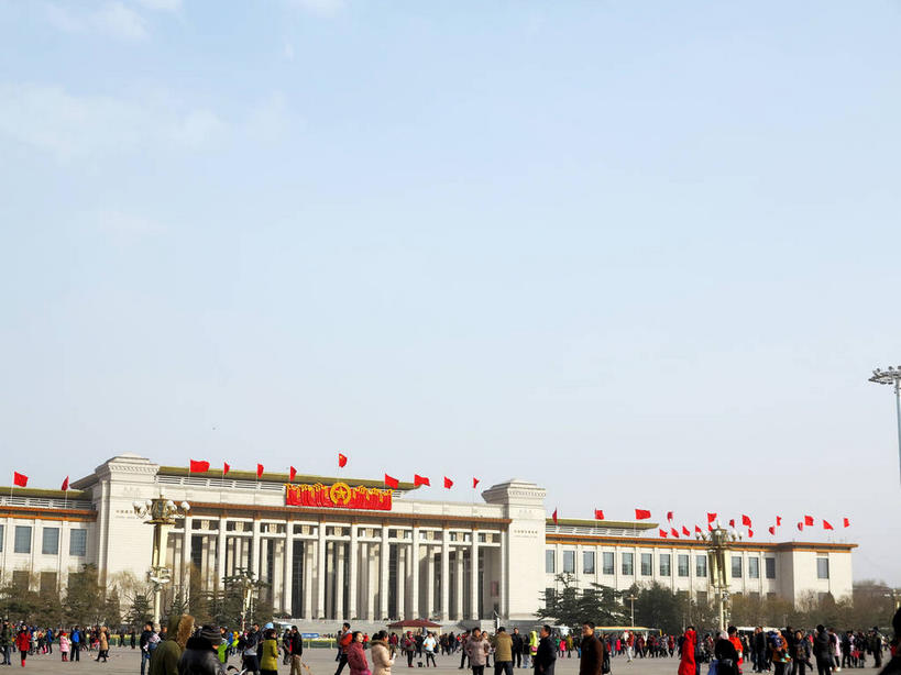 东方人,博物馆,走,横图,室外,白天,仰视,旅游,度假,植物,窗户,标志建筑,地标,建筑,路灯,旗帜,国旗,照明,北京,天安门广场,中国,亚洲,一排,许多,行人,游客,游人,吊挂,悬挂,阴影,服装,研究,整齐,光线,旗杆,影子,墙,灯光,首都,很多,许多人,教育,挂,注视,休闲装,黄种人,娱乐,建设,五星红旗,路人,旅客,玻璃窗,墙壁,墙面,灯,树,树木,排列,衣服,红色,蓝色,绿色,蓝天,天空,阳光,自然,天,观察,看,一群人,享受,休闲,休闲服,旅游胜地,放松,服饰,生长,晴朗,成长,观看,展览,照亮,察看,照明设备,队列,关注,欣赏,陈列,中国国旗,东亚,万里无云,中华人民共和国,东城区,北京市,京,北平,华北地区,中国国家博物馆,典藏,过客,男人,男性,年轻男性,年轻女性,女人,女性,中年男性,中年女性,亚洲人,旗,晴空,晴空万里,步行,散步,走路,半身,彩图,低角度拍摄,红地五星旗,中华人民共和国国旗,中国革命博物馆,东城,shslj1