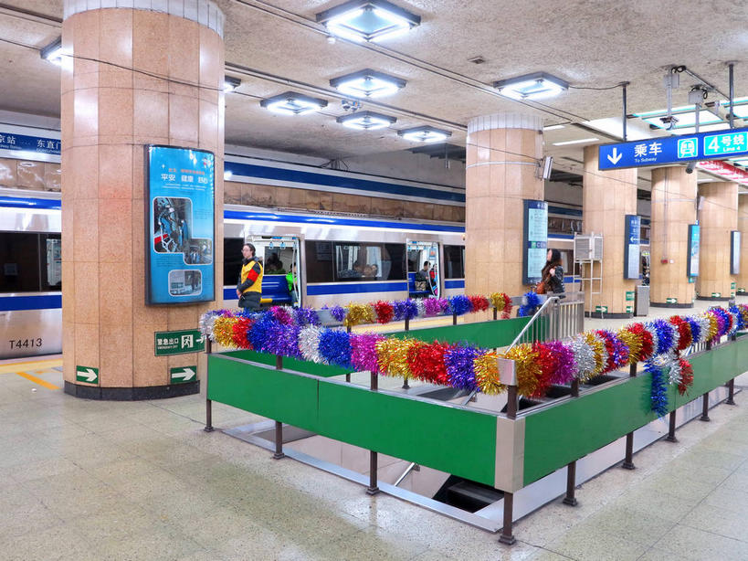 无人,栏杆,横图,室内,白天,正面,度假,美景,天花板,城市风光,城市,车站,照明,一排,许多,吊挂,悬挂,整齐,装饰,信息,瓷砖,地砖,丝绸,丝带,柱子,墙,景观,地铁站,围栏,灯光,缎带,地面,站台,很多,挂,娱乐,护栏,顶灯,月台,海报,广告,墙壁,墙面,绸带,灯,排列,灯具,享受,休闲,吸顶灯,景色,放松,华丽,修饰,照亮,点缀,照明设备,队列,宣传,衬托,美观,雅致,雅观,彩图,招贴,shslj1