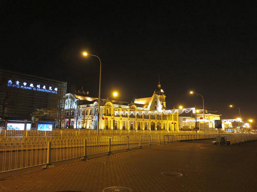 无人,博物馆,栏杆,横图,室外,夜晚,仰视,旅游,度假,标志建筑,地标,建筑,路灯,指示牌,照明,北京,中国,亚洲,一排,许多,研究,整齐,标志,路标,文字,字符,围栏,灯光,首都,很多,教育,娱乐,标识,建设,路牌,灯,排列,天空,天,享受,休闲,汉字,旅游胜地,放松,展览,照亮,照明设备,队列,欣赏,中文,陈列,东亚,中华人民共和国,东城区,北京市,京,北平,华北地区,中国铁道博物馆,国文,华文,典藏,彩图,低角度拍摄,东城,shslj1,北京市规划展览馆,北京铁路博物馆,前门东大街