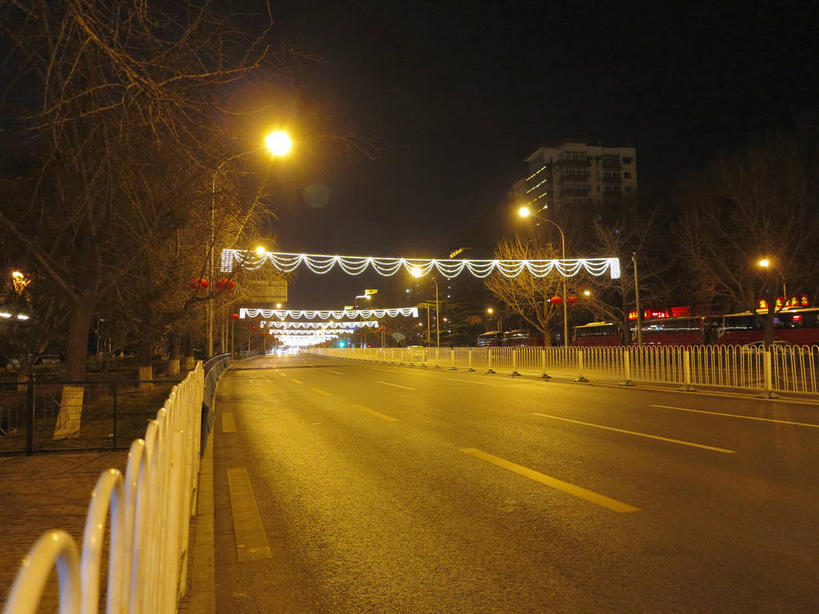 无人,家,栏杆,横图,室外,夜晚,正面,度假,美景,植物,窗户,城市风光,城市,道路,路,路灯,公路,汽车,照明,北京,中国,亚洲,房屋,墙,屋子,景观,公寓,围栏,灯光,分界线,停车线,交通,首都,娱乐,洋房,护栏,楼房,玻璃窗,墙壁,墙面,住宅,车,灯,树,树木,黄色,绿色,天空,自然,交通工具,轿车,天,享受,休闲,景色,放松,生长,成长,车行道,车行道分界线,照亮,照明设备,载具,标线,东亚,车行线,中华人民共和国,东城区,北京市,京,北平,华北地区,马路,彩图,房子,东城,shslj1,前门东大街