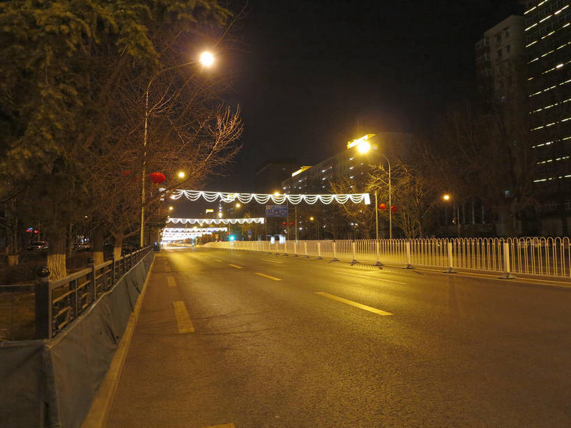 无人,家,栏杆,横图,室外,夜晚,正面,度假,美景,植物,窗户,城市风光,城市,道路,路,路灯,公路,汽车,照明,北京,中国,亚洲,房屋,墙,屋子,景观,公寓,围栏,灯光,分界线,停车线,交通,首都,娱乐,洋房,护栏,楼房,玻璃窗,墙壁,墙面,住宅,车,灯,树,树木,黄色,绿色,天空,自然,交通工具,轿车,天,享受,休闲,景色,放松,生长,成长,车行道,车行道分界线,照亮,照明设备,载具,标线,东亚,车行线,中华人民共和国,东城区,北京市,京,北平,华北地区,马路,彩图,房子,东城,shslj1,前门东大街