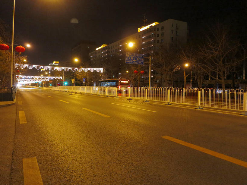 无人,家,栏杆,横图,室外,夜晚,正面,度假,美景,植物,窗户,城市风光,城市,道路,路,路灯,公路,汽车,照明,北京,中国,亚洲,房屋,墙,屋子,景观,公寓,围栏,灯光,分界线,停车线,交通,首都,娱乐,洋房,护栏,楼房,玻璃窗,墙壁,墙面,住宅,车,灯,树,树木,黄色,绿色,天空,自然,交通工具,轿车,天,享受,休闲,景色,放松,生长,成长,车行道,车行道分界线,照亮,照明设备,载具,标线,东亚,车行线,中华人民共和国,东城区,北京市,京,北平,华北地区,马路,彩图,房子,东城,shslj1,前门东大街