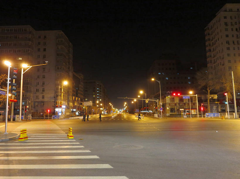 无人,家,横图,室外,夜晚,仰视,度假,安全,美景,植物,窗户,城市风光,城市,道路,路,路灯,人行横道,公路,汽车,照明,北京,中国,亚洲,房屋,墙,屋子,景观,公寓,人行道,灯光,信号灯,交通,首都,娱乐,洋房,楼房,玻璃窗,墙壁,墙面,住宅,车,灯,树,树木,黄色,绿色,天空,自然,交通工具,轿车,天,享受,休闲,景色,放松,警示,生长,成长,照亮,照明设备,提示,载具,人行横道线,流通,东亚,交通信号灯,中华人民共和国,东城区,北京市,京,北平,华北地区,斑马线,马路,彩图,低角度拍摄,房子,东城,shslj1,前门东大街