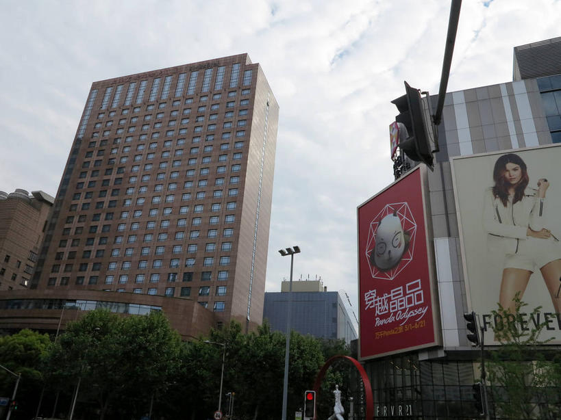 东方人,一个人,无人,宾馆,高楼大厦,站,横图,室外,白天,仰视,度假,美景,树林,植物,窗户,城市风光,城市,大厦,建筑,酒店,路灯,摩天大楼,照明,上海,中国,亚洲,仅一个年轻女性,仅一个女性,仅一个人,吊挂,悬挂,阴影,服装,光线,信息,影子,墙,景观,云,云朵,灯光,挂,云彩,休闲装,黄种人,娱乐,建设,海报,玻璃窗,广告,墙壁,墙面,灯,树,树木,衣服,蓝色,绿色,白云,倒影,蓝天,天空,阳光,自然,天,站着,享受,休闲,休闲服,景色,放松,服饰,生长,晴朗,成长,酒家,旅社,照亮,申,倒映,照明设备,宣传,东亚,静安区,长宁区,上海市,中华人民共和国,沪,华东地区,反照,年轻女性,女人,女性,亚洲人,晴空,站立,半身,彩图,低角度拍摄,大楼,高层建筑,高楼,客店,客栈,旅店,旅馆,摩天楼,商旅,招贴,shslj1,愚园路,常德路,上海宏安瑞士大酒店