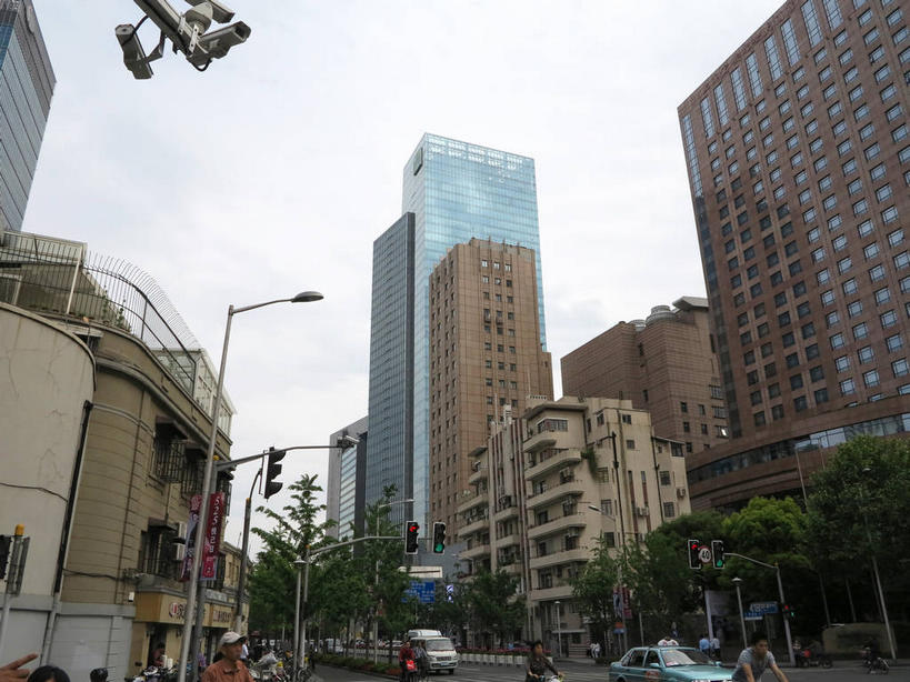 东方人,宾馆,家,走,横图,室外,白天,仰视,旅游,度假,树林,植物,窗户,标志建筑,道路,地标,建筑,酒店,路,路灯,公路,照明,上海,中国,亚洲,行人,阴影,服装,光线,影子,房屋,墙,屋子,云,云朵,公寓,灯光,交通,许多人,云彩,注视,休闲装,黄种人,娱乐,建设,洋房,楼房,路人,玻璃窗,墙壁,墙面,住宅,灯,树,树木,衣服,蓝色,绿色,白云,倒影,蓝天,天空,阳光,自然,天,观察,看,一群人,享受,休闲,休闲服,旅游胜地,放松,服饰,生长,晴朗,成长,观看,酒家,旅社,照亮,申,察看,倒映,照明设备,关注,故居,东亚,静安区,长宁区,上海市,中华人民共和国,沪,华东地区,反照,过客,男人,男性,年轻男性,年轻女性,女人,女性,亚洲人,晴空,马路,步行,散步,走路,半身,彩图,低角度拍摄,房子,客店,客栈,旅店,旅馆,商旅,shslj1,愚园路,爱林登公寓,常德公寓,常德路,上海宏安瑞士大酒店,张爱玲故居