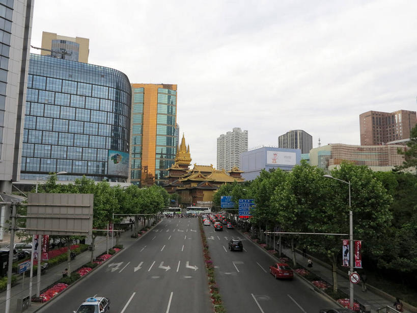 无人,高楼大厦,寺庙,横图,俯视,室外,白天,旅游,度假,名胜古迹,植物,窗户,落地窗,标志建筑,大厦,道路,地标,建筑,路,摩天大楼,指示牌,公路,公共汽车,叶子,上海,中国,亚洲,一排,许多,吊挂,悬挂,节日,遗迹,整齐,并列,并排,盛开,信息,标志,路标,墙,屋顶,乌云,云,阴天,云朵,分界线,巴士,停车线,公交车,交通,很多,挂,花蕾,云彩,顶棚,古迹,文化,文物,娱乐,标识,建设,古建筑,路牌,海报,玻璃窗,广告,墙壁,墙面,车,花,花瓣,花朵,花卉,鲜花,树,树木,南京西路,排列,蓝色,绿色,倒影,天空,自然,庙宇,交通工具,轿车,南京路,天,花苞,花蕊,祈祷,享受,休闲,健康,金色,旅游胜地,放松,许愿,宗教,佛教,信仰,生长,成长,纪念,静安寺,车行道,车行道分界线,祈求,申,倒映,昏暗,阴沉,队列,载具,标线,宣传,平行,玻璃幕墙,古文明,东亚,车行线,静安区,上海市,华山路,中华人民共和国,沪,华东地区,释教,反照,平安,马路,彩图,高角度拍摄,大楼,高层建筑,高楼,庙,摩天楼,寺,招贴,静安古寺,shslj1,环球世界大厦,万航渡路