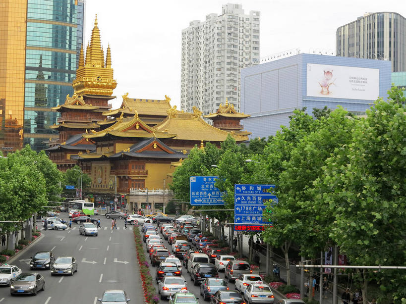 无人,高楼大厦,寺庙,横图,俯视,室外,白天,旅游,度假,名胜古迹,植物,窗户,落地窗,标志建筑,大厦,道路,地标,建筑,路,摩天大楼,指示牌,公路,公共汽车,上海,中国,亚洲,一排,许多,节日,遗迹,整齐,并列,并排,标志,路标,墙,屋顶,乌云,云,阴天,云朵,分界线,巴士,停车线,公交车,交通,很多,云彩,顶棚,古迹,文化,文物,娱乐,标识,建设,古建筑,路牌,玻璃窗,墙壁,墙面,车,树,树木,南京西路,排列,蓝色,绿色,倒影,天空,自然,庙宇,交通工具,轿车,南京路,天,祈祷,享受,休闲,健康,金色,旅游胜地,放松,许愿,宗教,佛教,信仰,生长,成长,纪念,静安寺,车行道,车行道分界线,祈求,申,倒映,昏暗,阴沉,队列,载具,标线,平行,玻璃幕墙,古文明,东亚,车行线,静安区,上海市,华山路,中华人民共和国,沪,华东地区,释教,反照,平安,马路,彩图,高角度拍摄,大楼,高层建筑,高楼,庙,摩天楼,寺,静安古寺,shslj1,环球世界大厦,万航渡路