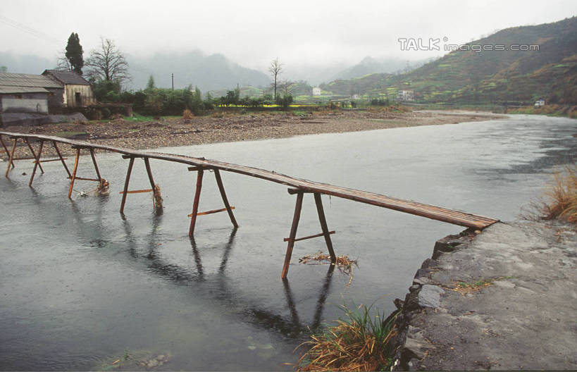 无人,家,横图,室外,白天,正面,旅游,度假,草地,草坪,河流,石头,美景,山,山脉,水,植物,雾,中国,亚洲,阴影,朦胧,模糊,光线,木板,石子,影子,房屋,屋子,河水,景观,山顶,山峰,水流,桥,木桥,山峦,娱乐,临安,浙江,楼房,住宅,栈桥,草,树,树木,浙江省,蓝色,绿色,蓝天,天空,阳光,自然,群山,天,享受,休闲,景色,放松,生长,晴朗,成长,人行桥,木板桥,迷雾,自然风光,东亚,万里无云,中华人民共和国,华东地区,浙,颠峰,极峰,石块,大雾,晴空,晴空万里,彩图,房子,临安市,shtjw1