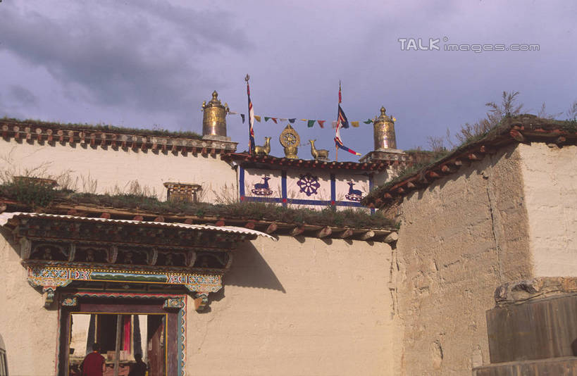 无人,家,横图,室外,白天,仰视,旅游,度假,石头,标志建筑,地标,建筑,香格里拉,中国,亚洲,阴影,光线,石子,影子,房屋,墙,屋子,云,云朵,云彩,娱乐,建设,楼房,迪庆,云南,墙壁,墙面,住宅,蓝色,白云,蓝天,天空,阳光,天,享受,休闲,旅游胜地,放松,晴朗,东亚,中甸,迪庆藏族自治州,云南省,中华人民共和国,西南地区,滇,迪庆州,香格里拉县,石块,晴空,彩图,低角度拍摄,房子,shtjw1