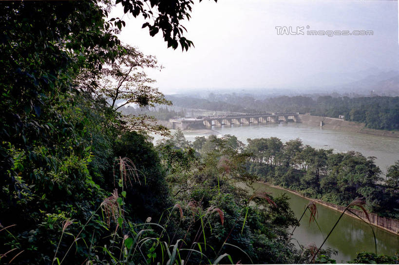 无人,横图,俯视,室外,白天,旅游,度假,河流,美景,森林,树林,水,植物,雾,都江堰,中国,亚洲,阴影,波纹,朦胧,模糊,光线,影子,河水,景观,水流,涟漪,娱乐,树,树木,蓝色,绿色,倒影,蓝天,水纹,天空,阳光,自然,波浪,天,享受,休闲,景色,放松,四川省,生长,晴朗,成长,迷雾,倒映,自然风光,东亚,四川,万里无云,中华人民共和国,省会,水晕,西南地区,川,都江堰市,反照,大雾,晴空,晴空万里,彩图,高角度拍摄,shtjw1