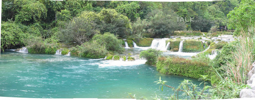 无人,横图,室外,白天,正面,旅游,度假,湖,湖泊,美景,瀑布,森林,树林,水,植物,中国,亚洲,阴影,波纹,飞溅,溅,光线,液体,影子,湖面,景观,水滴,水流,水面,涟漪,娱乐,水珠,树,树木,绿色,倒影,水纹,阳光,自然,波浪,湖水,享受,休闲,景色,放松,生长,成长,倒映,喷洒,自然风光,东亚,贵州,贵州省,中华人民共和国,水晕,黔,西南地区,反照,跌水,彩图,shtjw1